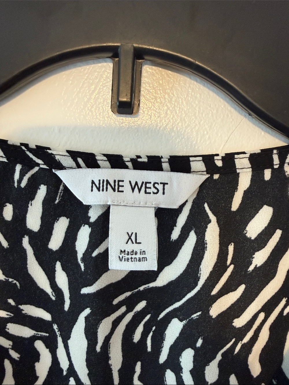 Nine West Black & White Abstract Zebra-Print Sleeveless tank XL Like new! - Picture 2 of 6